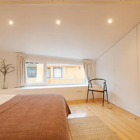 The Yellow House Spacious Duplex In Prazeres District Lisbon Exterior photo