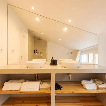 The Yellow House Spacious Duplex In Prazeres District Lisbon Exterior photo
