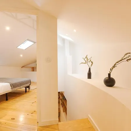 The Yellow House Spacious Duplex In Prazeres District Lisbon Exterior photo