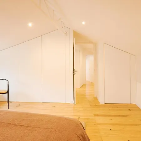 The Yellow House Spacious Duplex In Prazeres District Lisbon Exterior photo