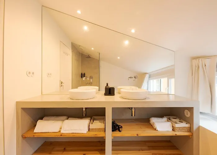 The Yellow House Spacious Duplex In Prazeres District